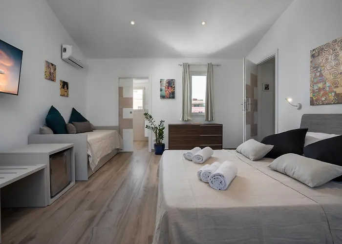 Pensión Art And Nature 3*